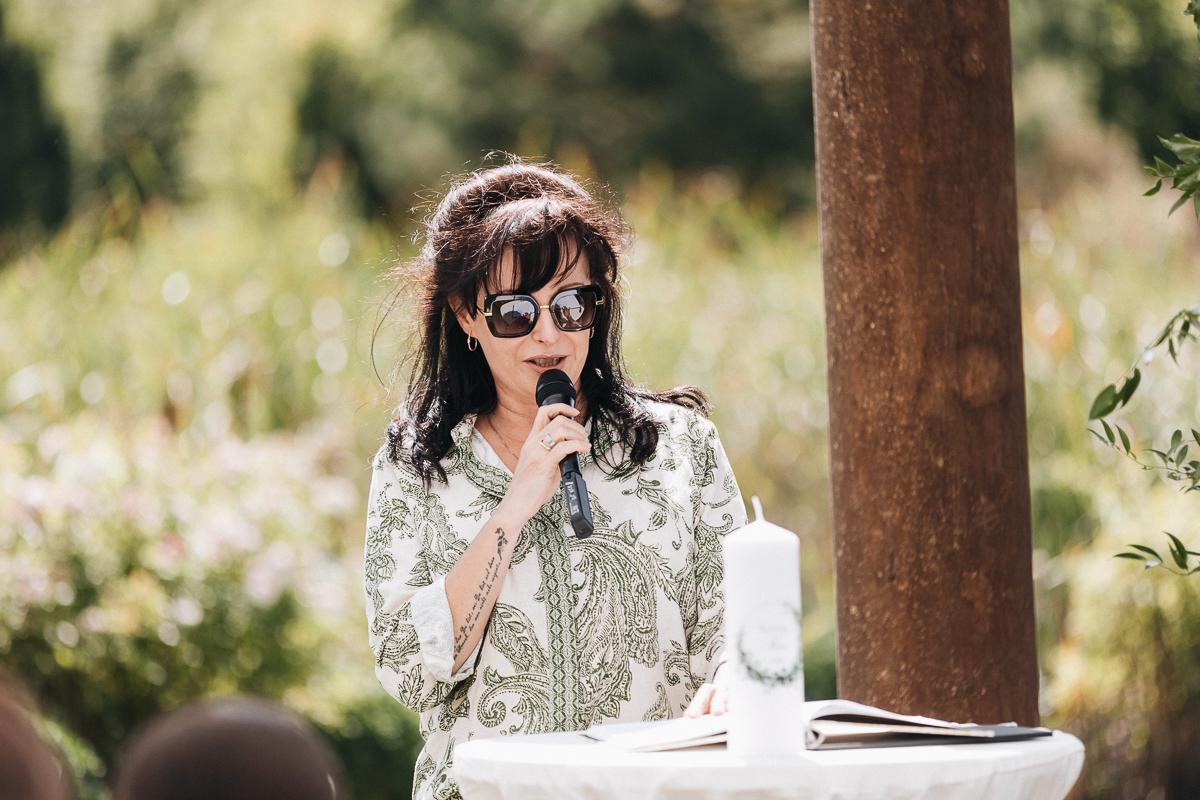 Nadine Martin hält eine Rede bei einer freien Trauung im Garten